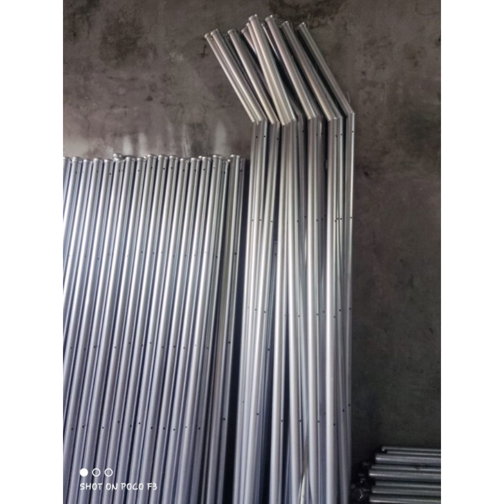 Tiang Tekuk Pagar BRC 240cm + Tekukan 50cm | Tiang Kawat Duri 3 Pengait | Tiang Galvanis 2 Inch