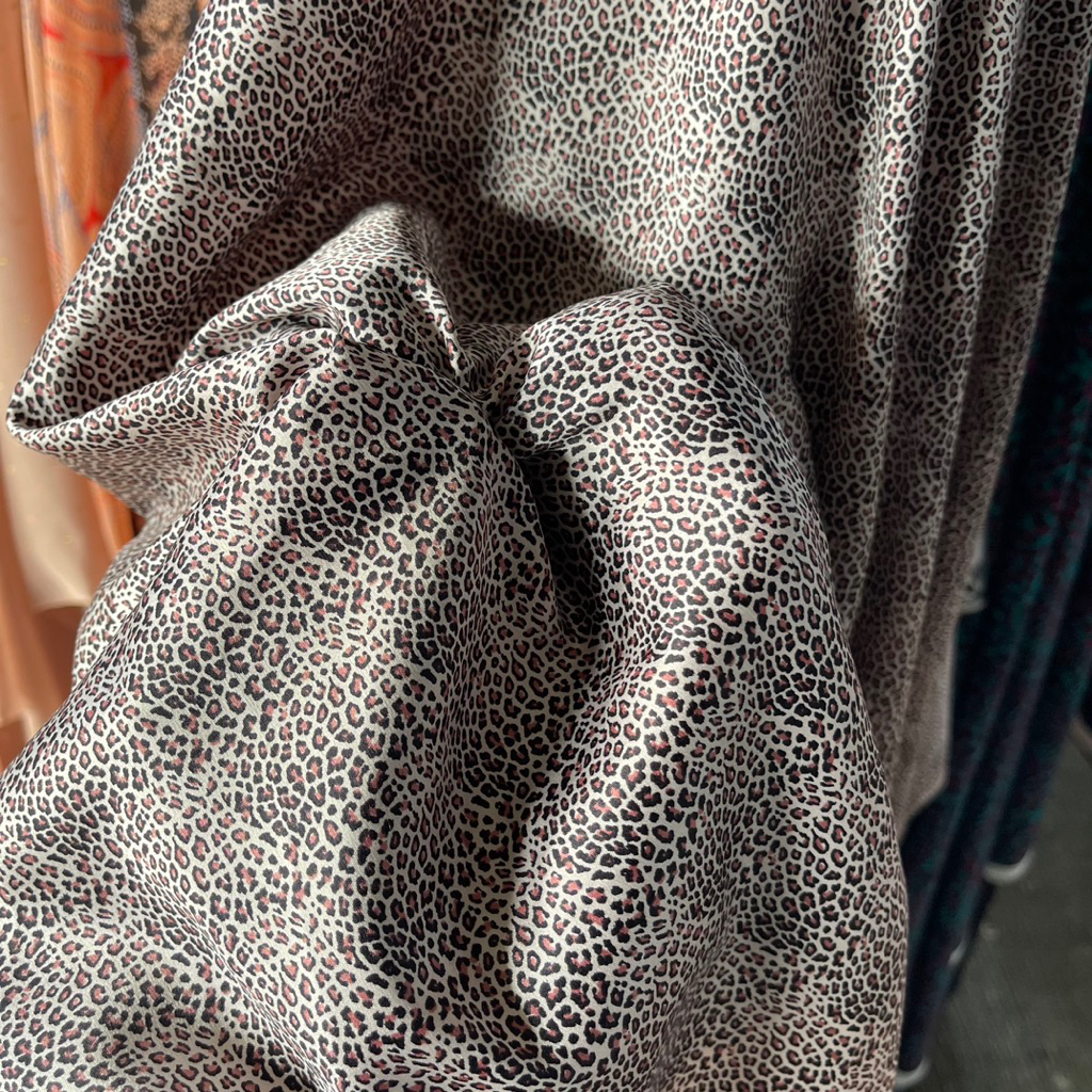 Kain motif macan - Kain satin macan- Harga per 0,5M