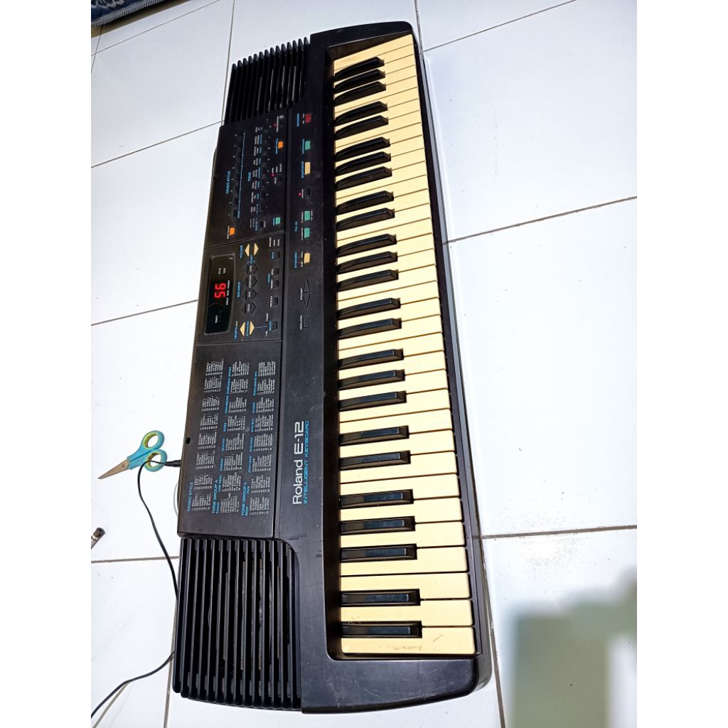 alat musik keyboard piano Roland e12, bekas normal sangat