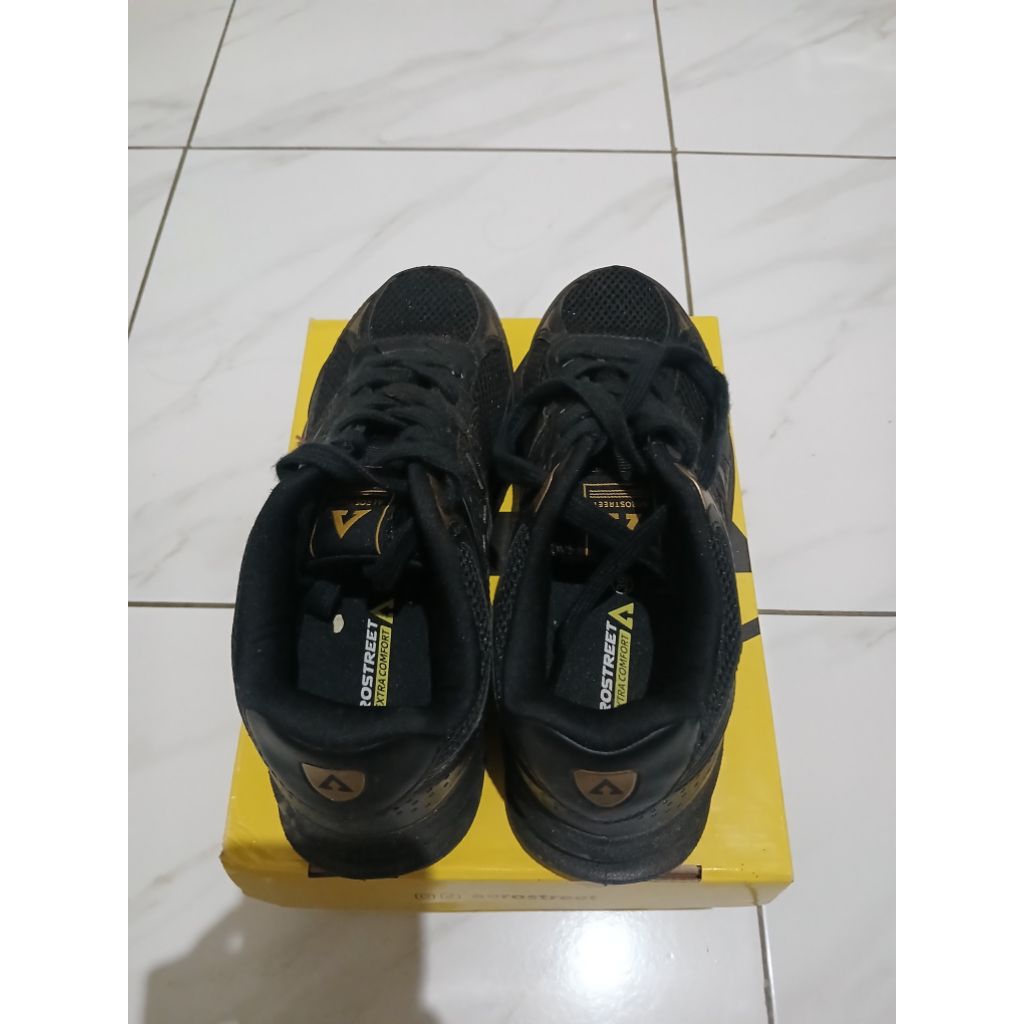 Sepatu Santai Aero street warna black nuansa gold
