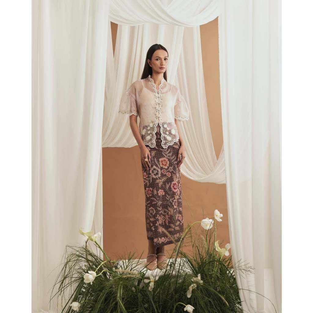 [RENT/SEWA] Dewi Roam - Kinan Set with batik skirt