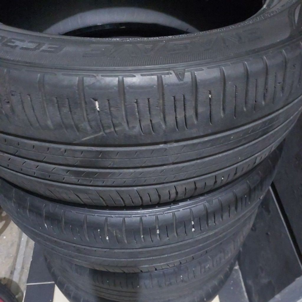 Ban bekas mobil merk Dunlop (bekas)