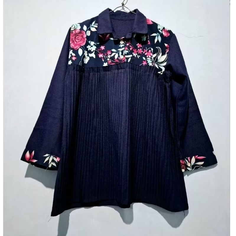 NET* BLOUSE WANITA NAVY MOTIF BUNGA PLISKET