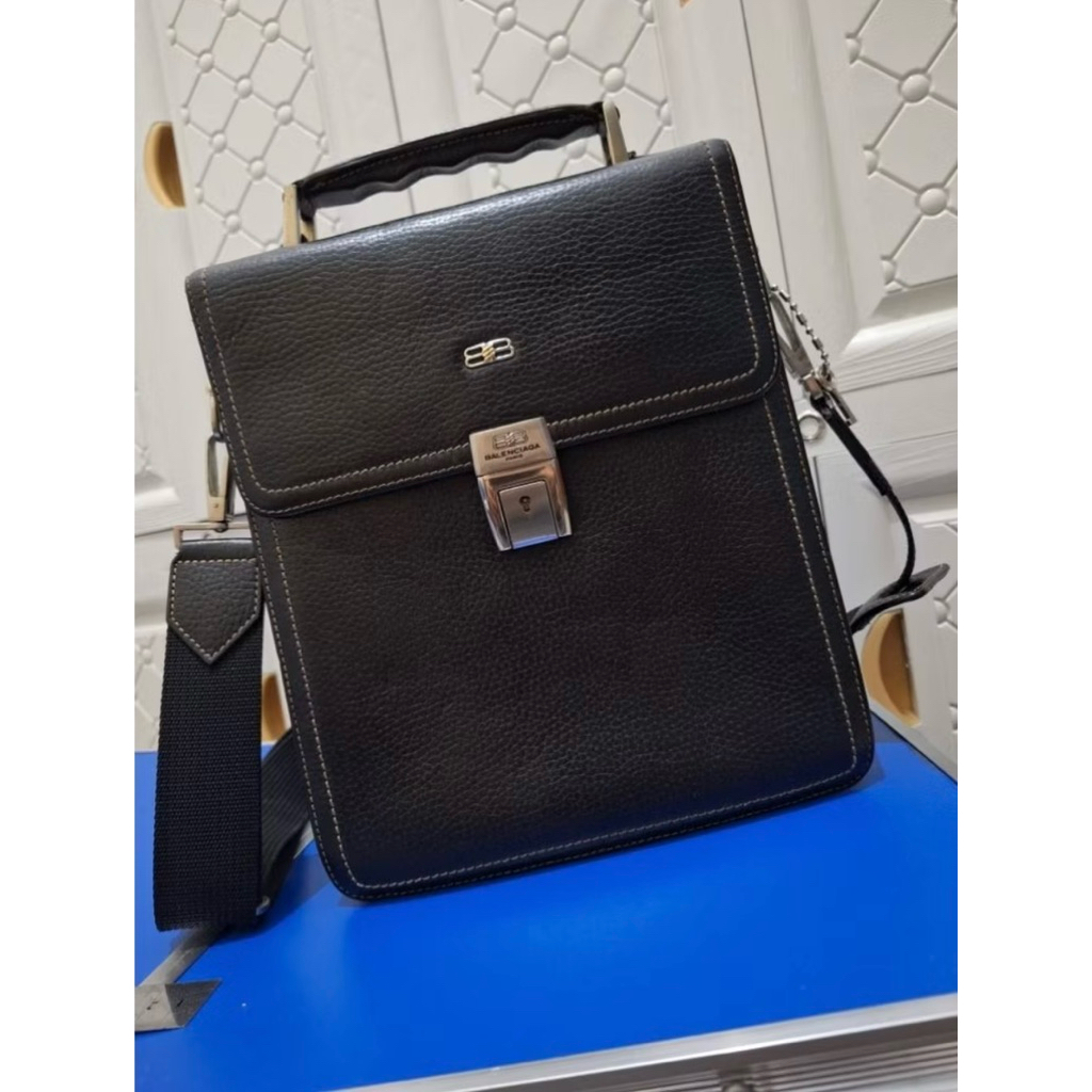Sling Bag Balenciaga Lengkap Kunci