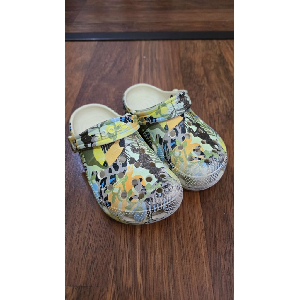 CROCS Classic Clogs with marbled or tie-dye pattern (Preloved, good condition) / Unisex Safari colou