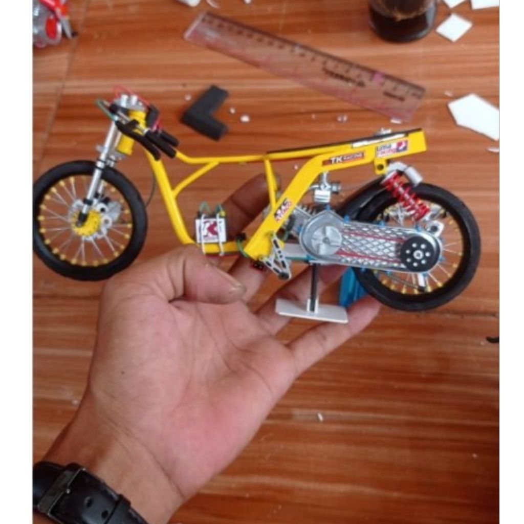 mainan miniatur motor drag Honda Vario 125 kzr free velg 4 pasang