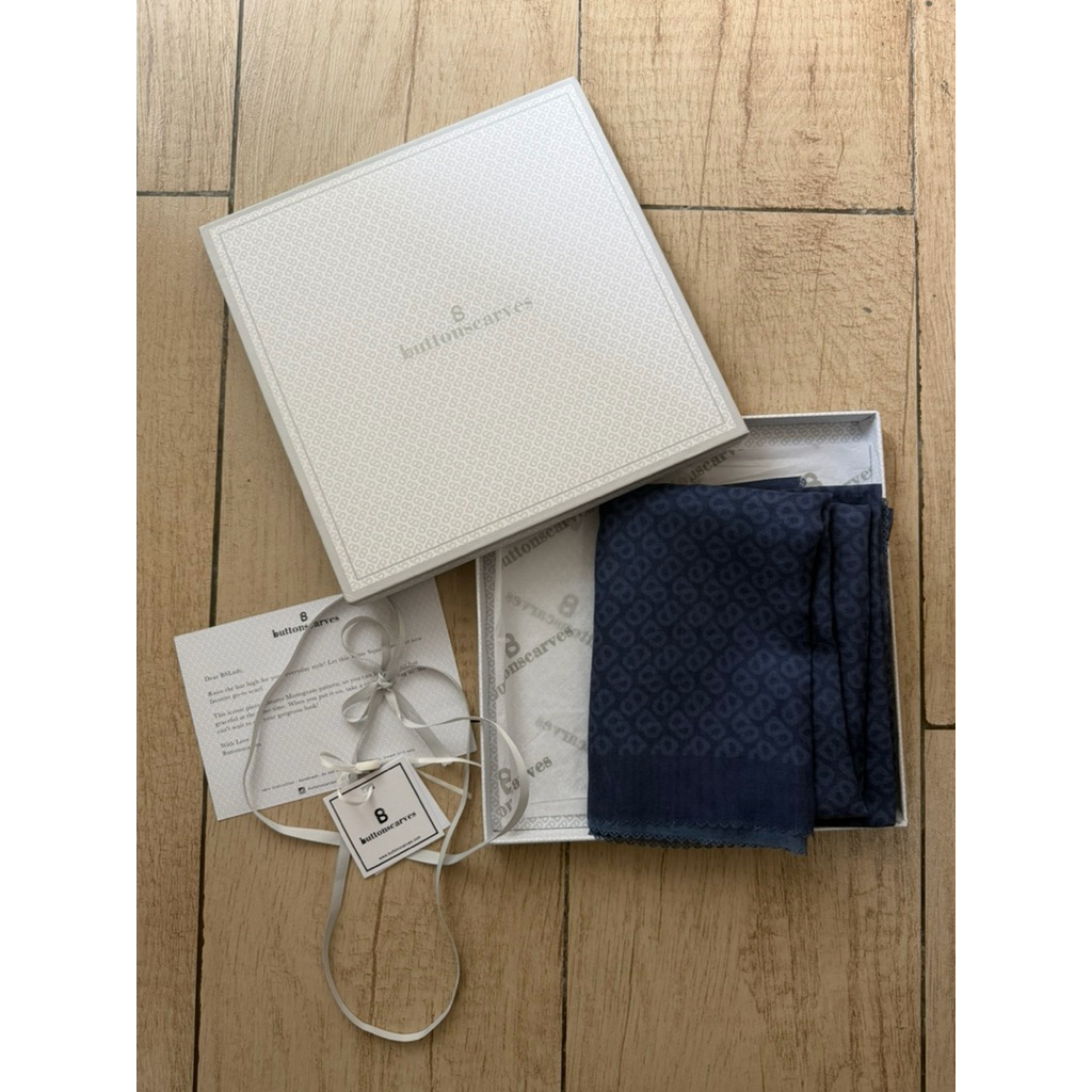 Buttonscarves Tapis Square - Oxford Blue