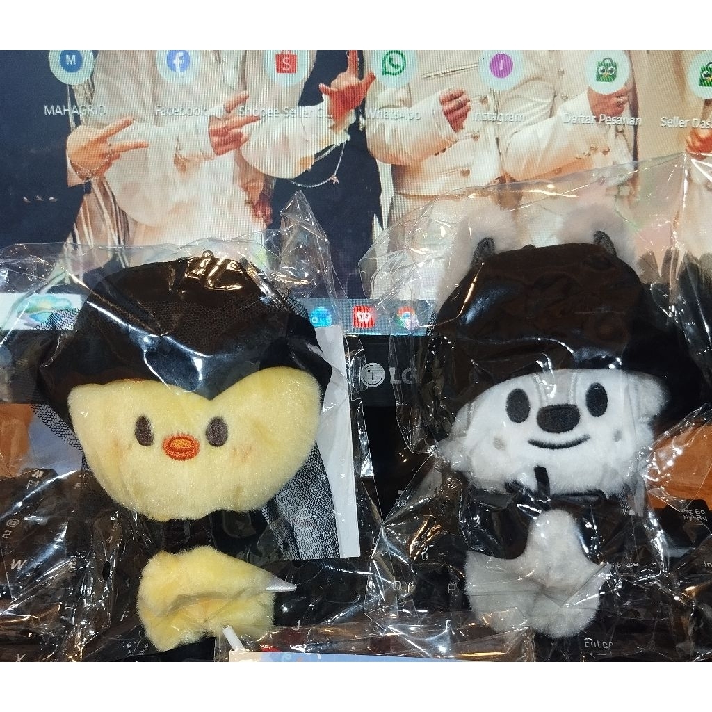 READY STOK skzoo magnet costume keyring Wolfchan