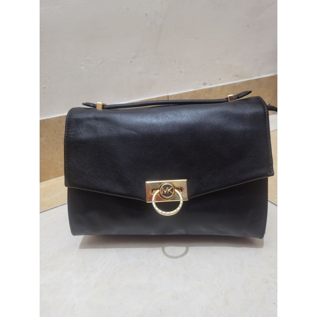 tas hitam mk hendrix sling handbag