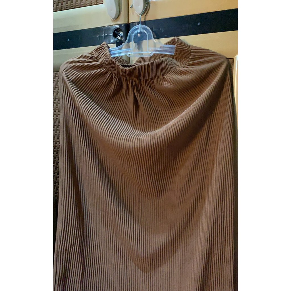 rok plisket warna coksu preloved