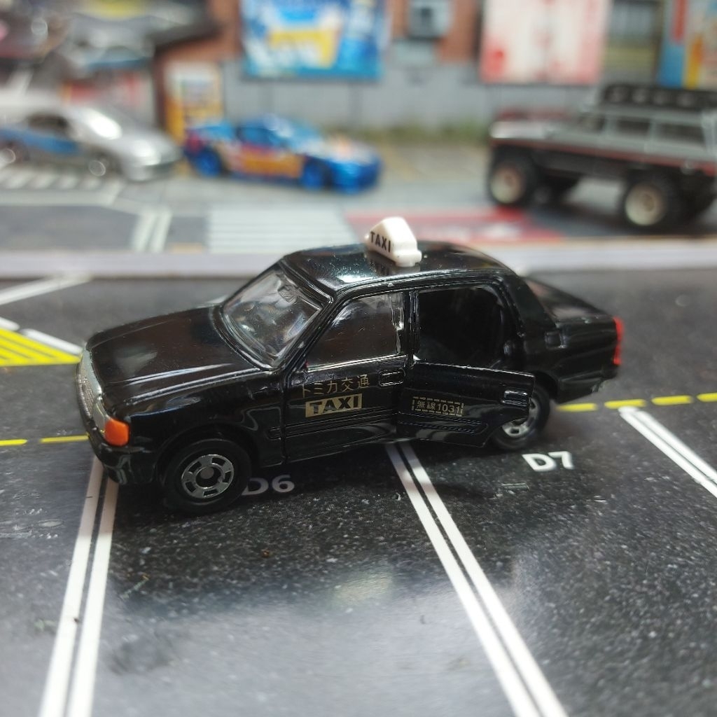 Tomica Toyota Crown Comfort JUNK