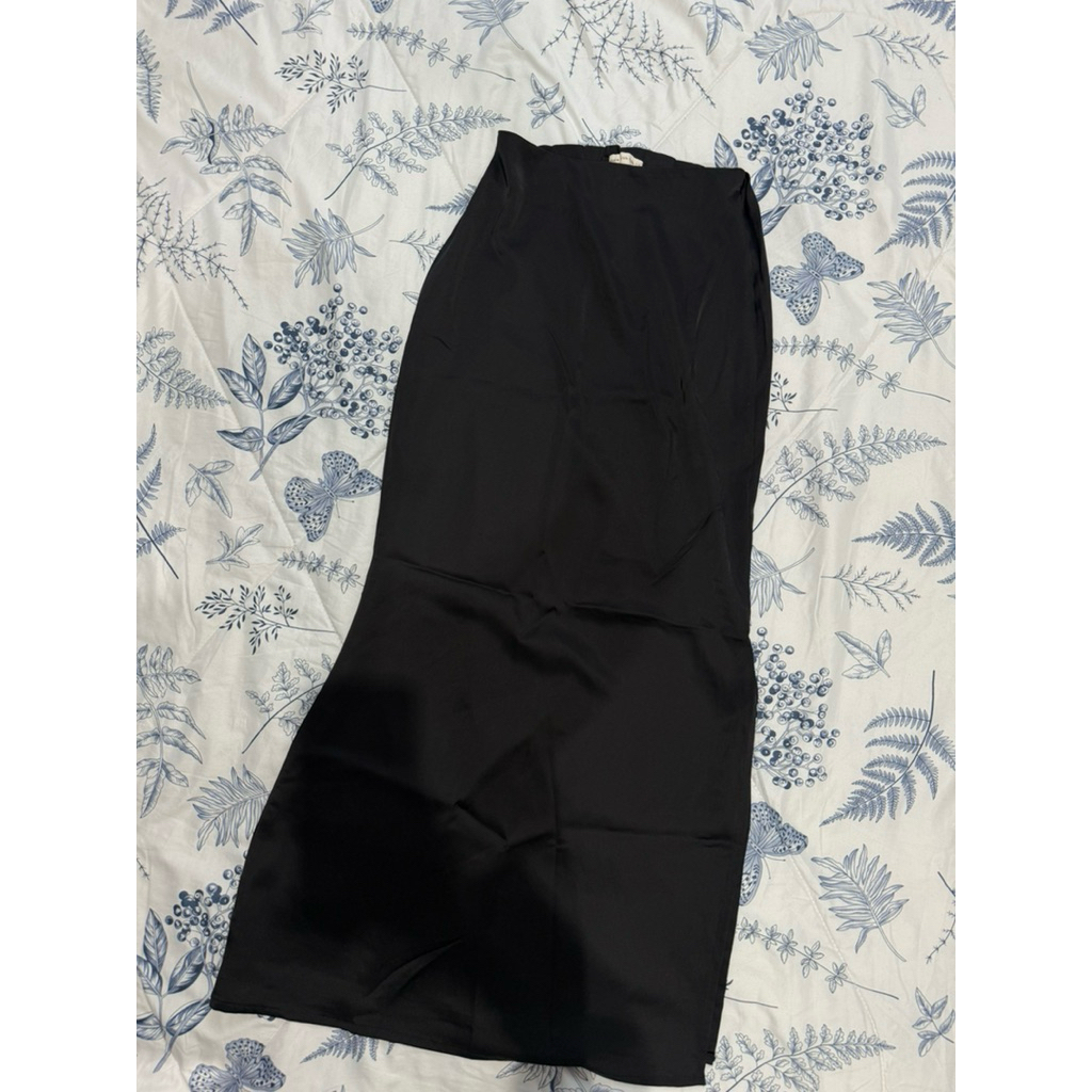 Preloved Uniqlo Satin Skirt