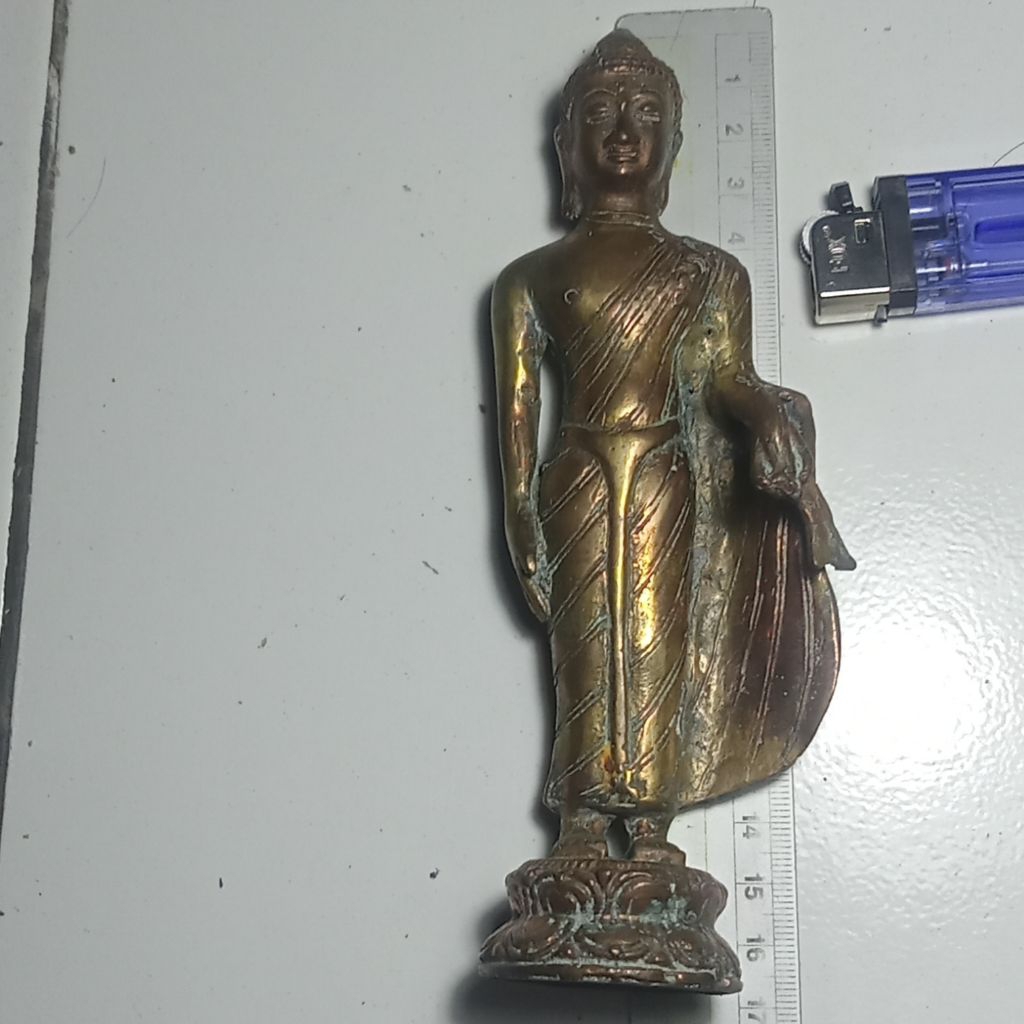 patung Budha berdiri