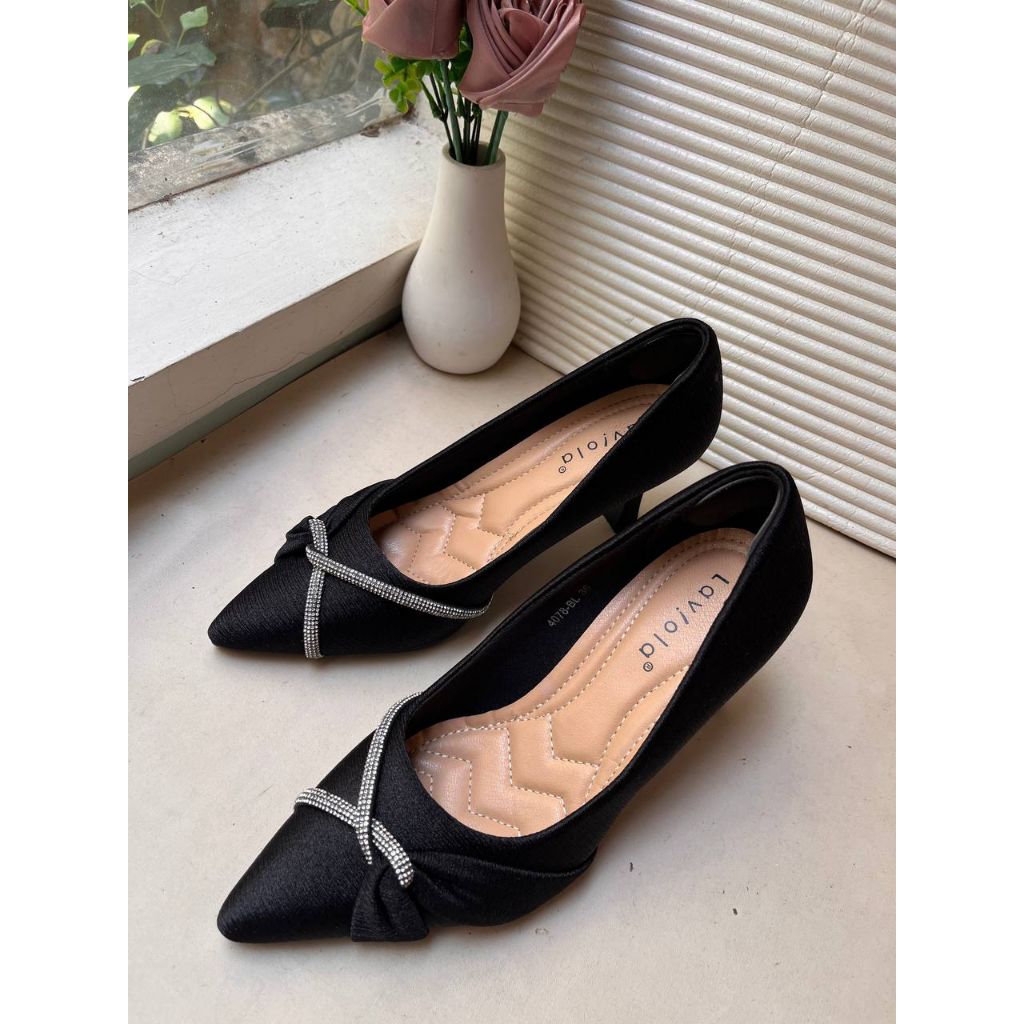 Laviola Heels Hitam Ujung Lancip Ukuran 36