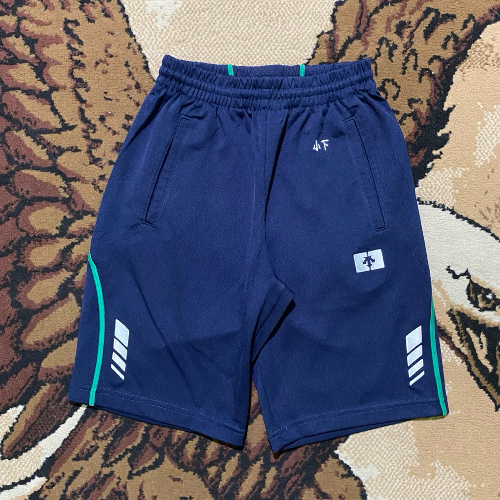 DESCENTE SHORT PANTS / CELANA PENDEK GARIS HIJAU MOTIF FULL BORDIR|  PRIA / WANITA / BAHAN BERKUALIT