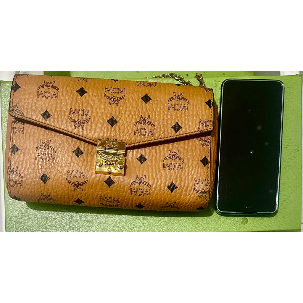 Preloved tas  MCM Millie crossbody bag in a Visetos coated canvas medium