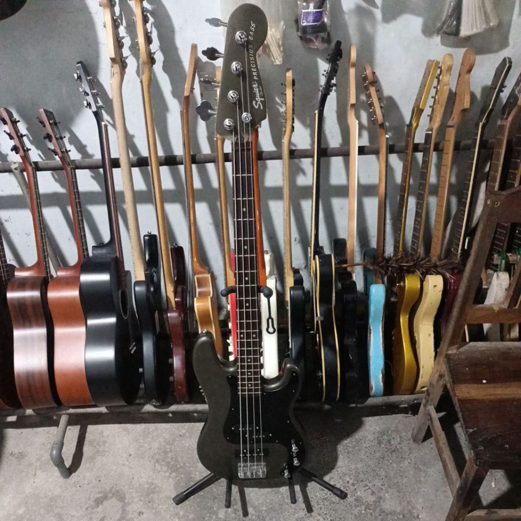 bass custom squier precision