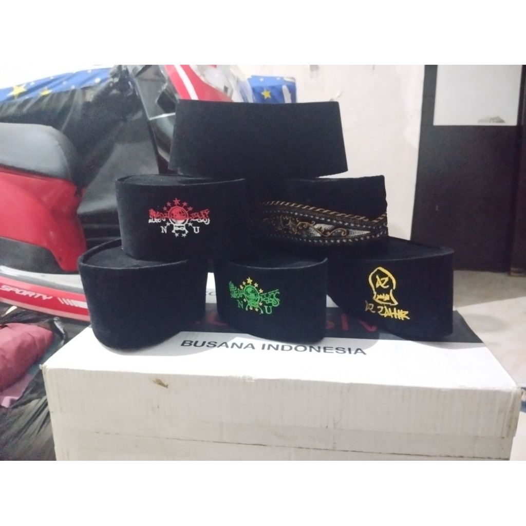 Peci cowok, Peci hitam, Peci polos, Peci motif