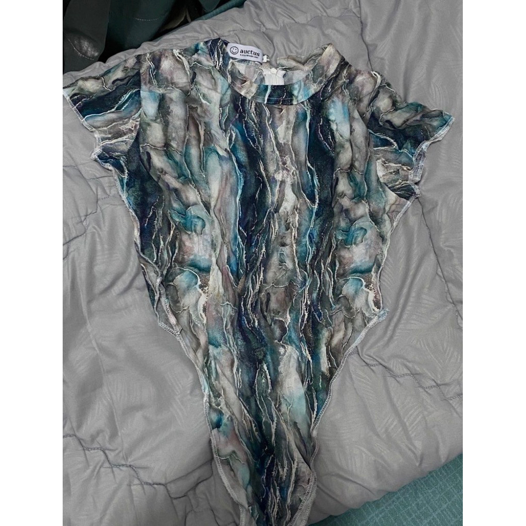 Abstract Top From The Auctus