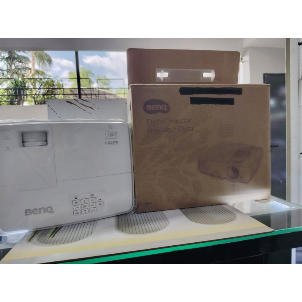 Proyektor BENQ - BX3040 Lengkap Mulus. Pemakaian baru berapa bulan dan jarang dipakai