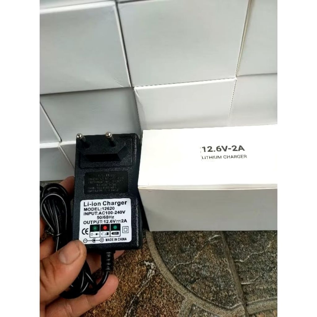 adaptor charger 12.6 volt. 25 2 volt...16.8 Volt...8.4 volt....2 Amper.
Cas Baterai Litium ion