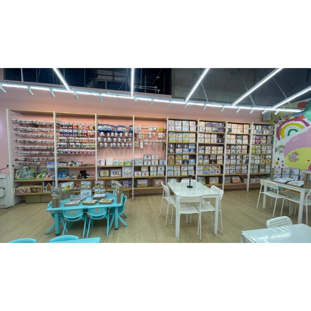 Rak Kayu Dagangan Display Toko Miniso