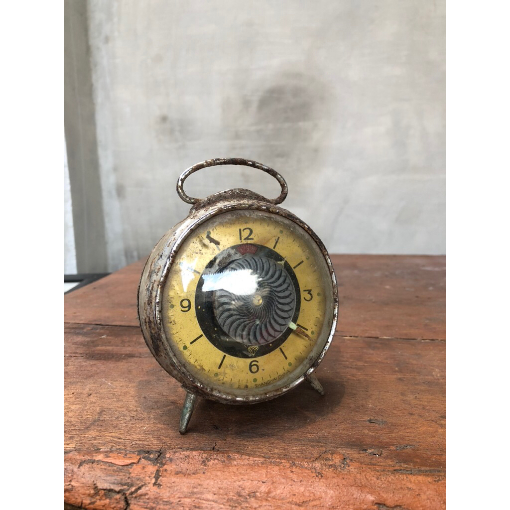 Jam weker lawas antik