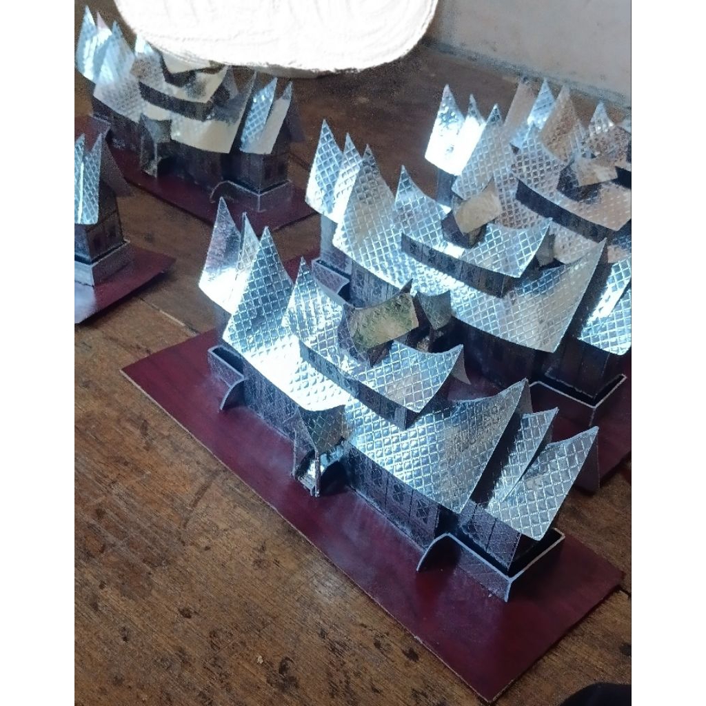 miniatur rumah gadang pagaruyung
