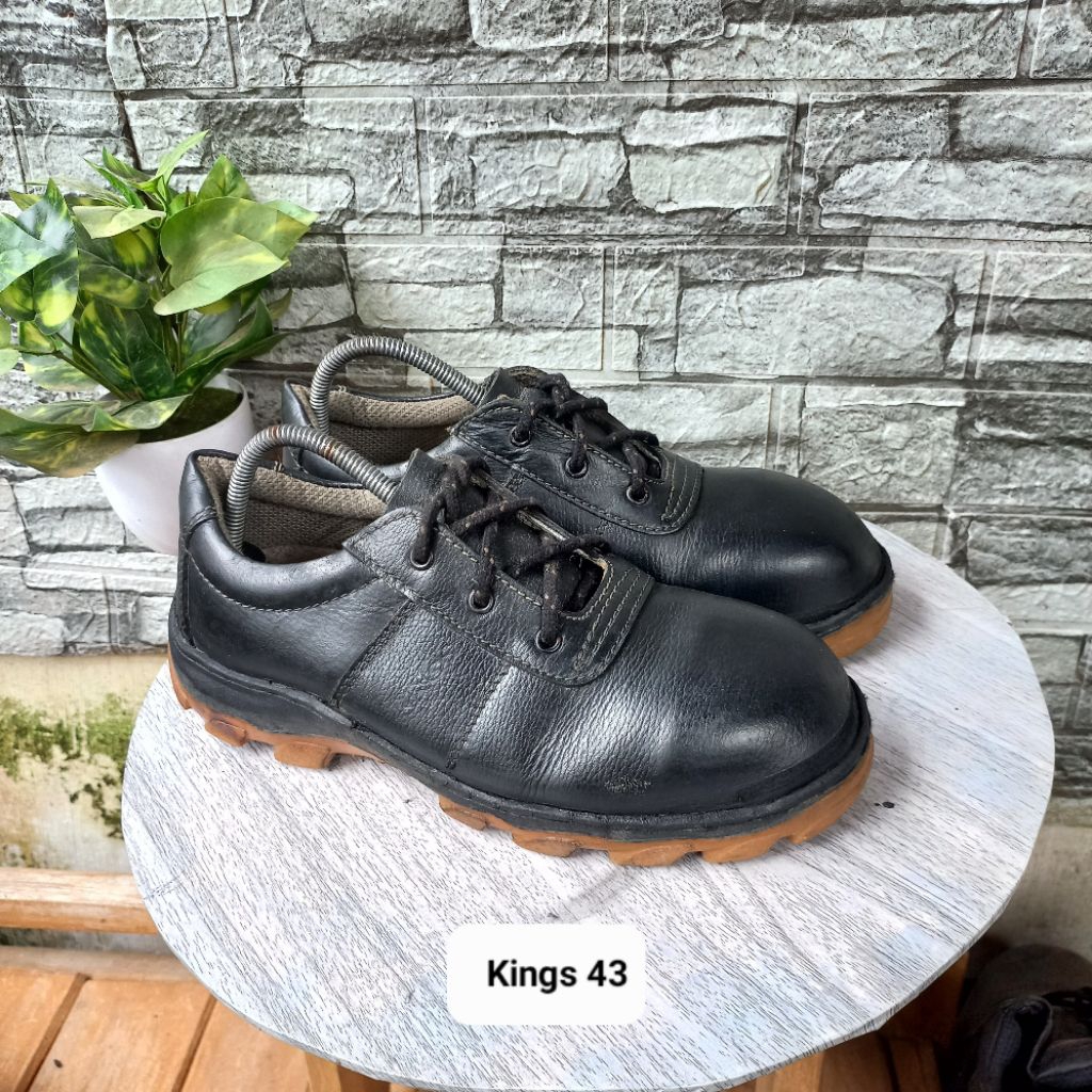 Sepatu second safety merk kings size43 insol28cm