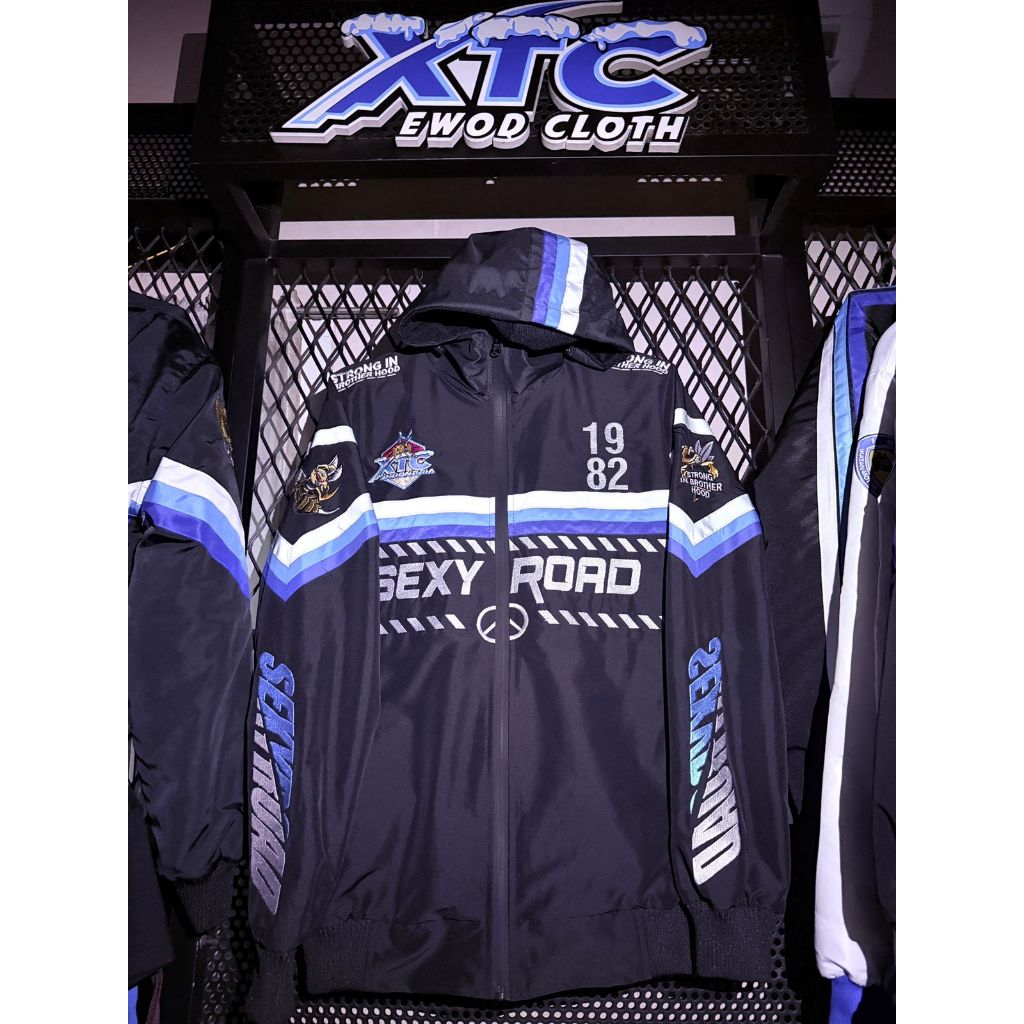 Jacket bomber model Hitam polet bereflektif racing strong in brotherhood berlabel resmi dari DPP xtc