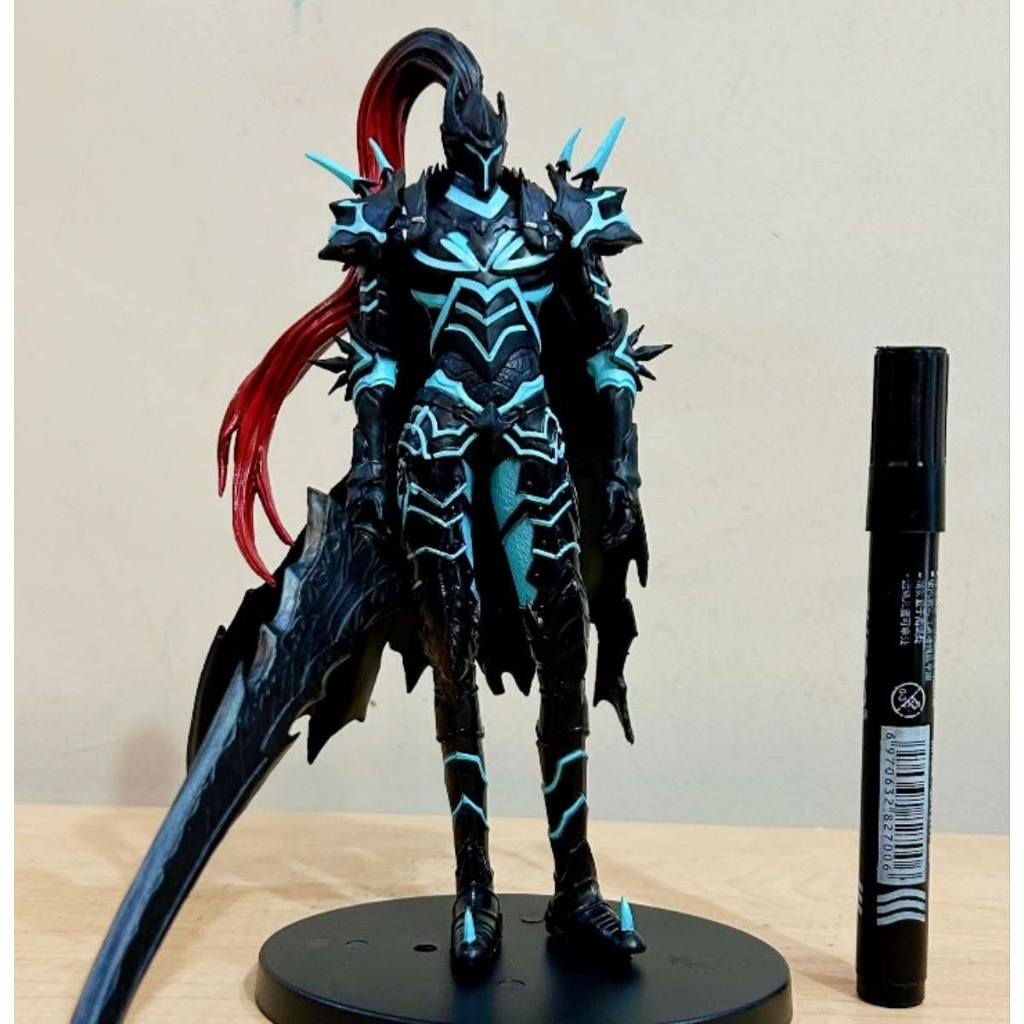 Mainan action figure Igris the Bloodred, a loyal shadow soldier.  21cm PVC action figure of the char