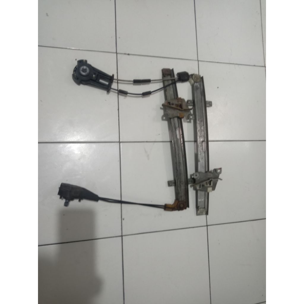 regulator depan kiri Ford laser