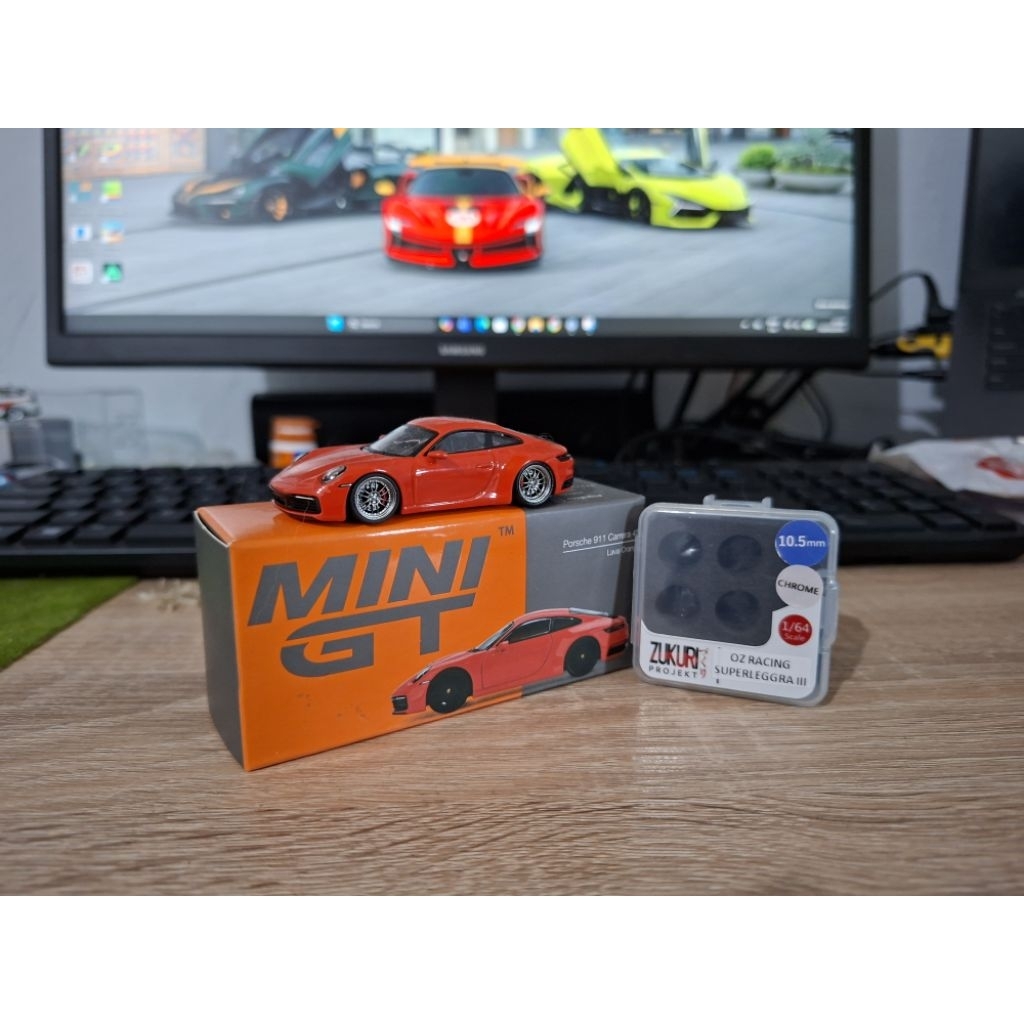 Mini GT 371 Porsche 911 Carrera 4S Lava Orange