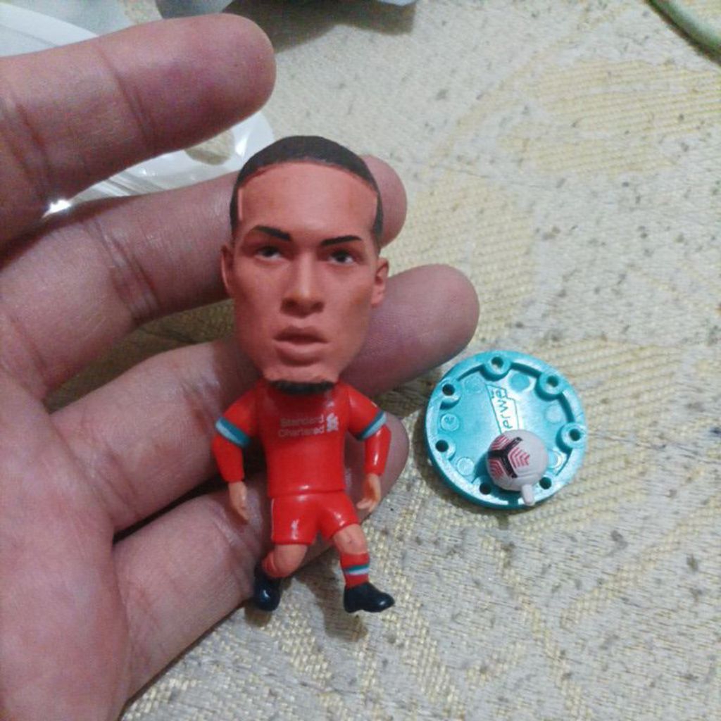 Action Figure Virgil van Dijk Liverpool Soccerwe Bola
