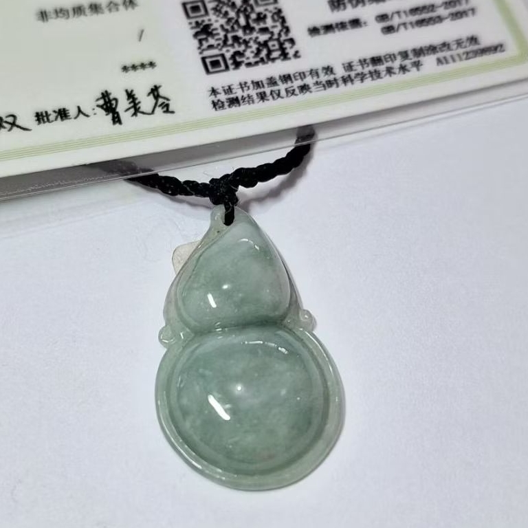 5866 Liontin giok ukiran Holo/Hulu -giok asli. giok jadeite ukiran Holo/labu cina bersertifikat
