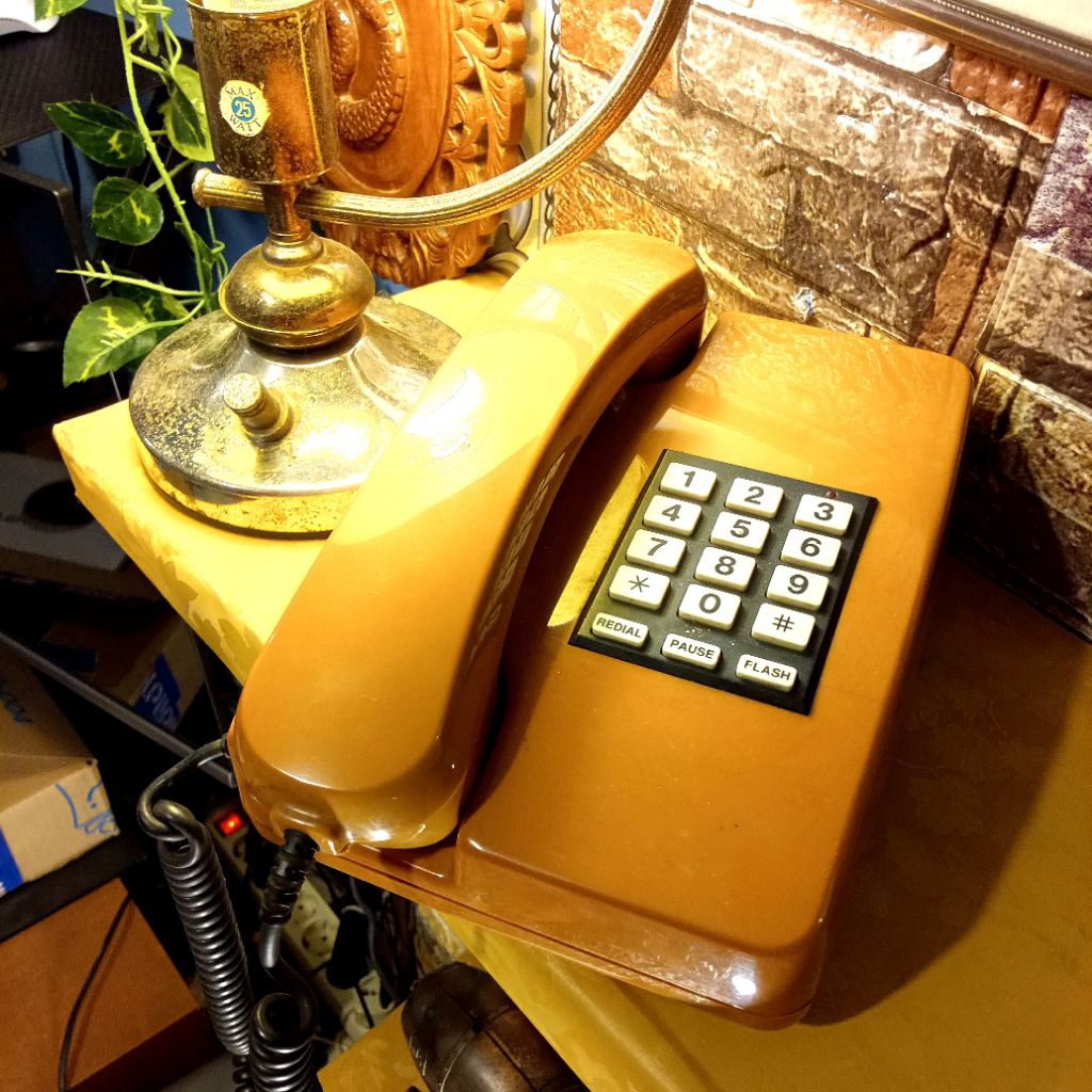 Telepon Rumah Vintage Tahun 1980 Warna Coklat