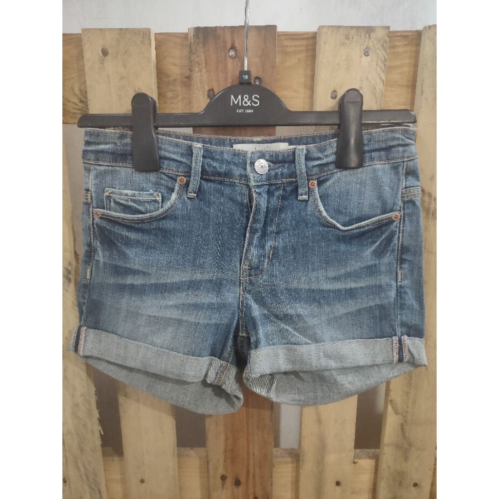 Celana Pendek Wanita Bekas Pakai