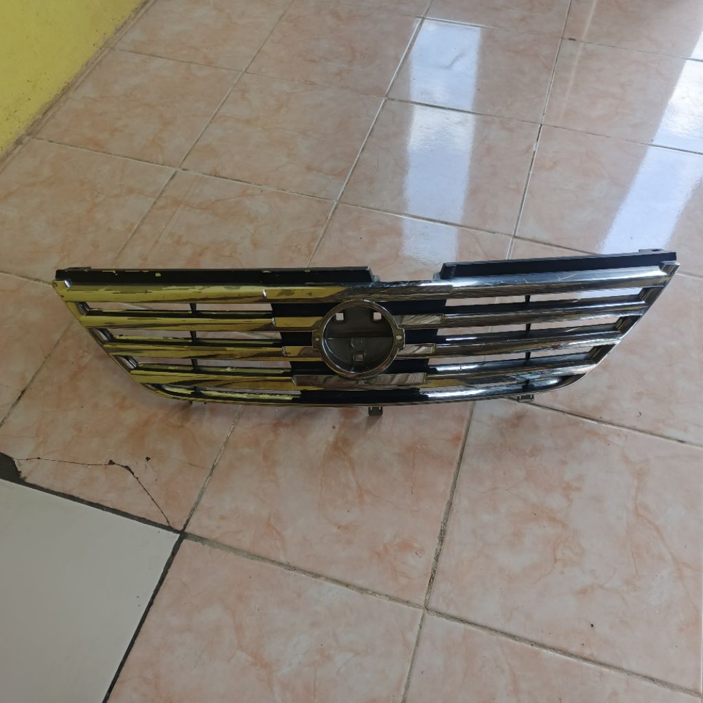 grill Nissan Serena c24 original