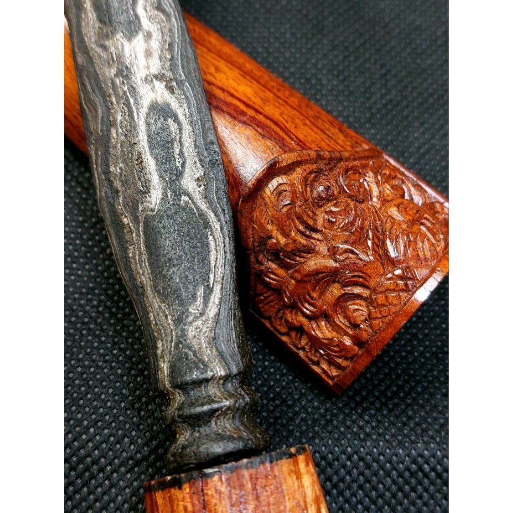 Pusaka Tumbak Ron Pring (daun bambu), pamor ngulit semongko, sepuh est era Mojopahit akhir.