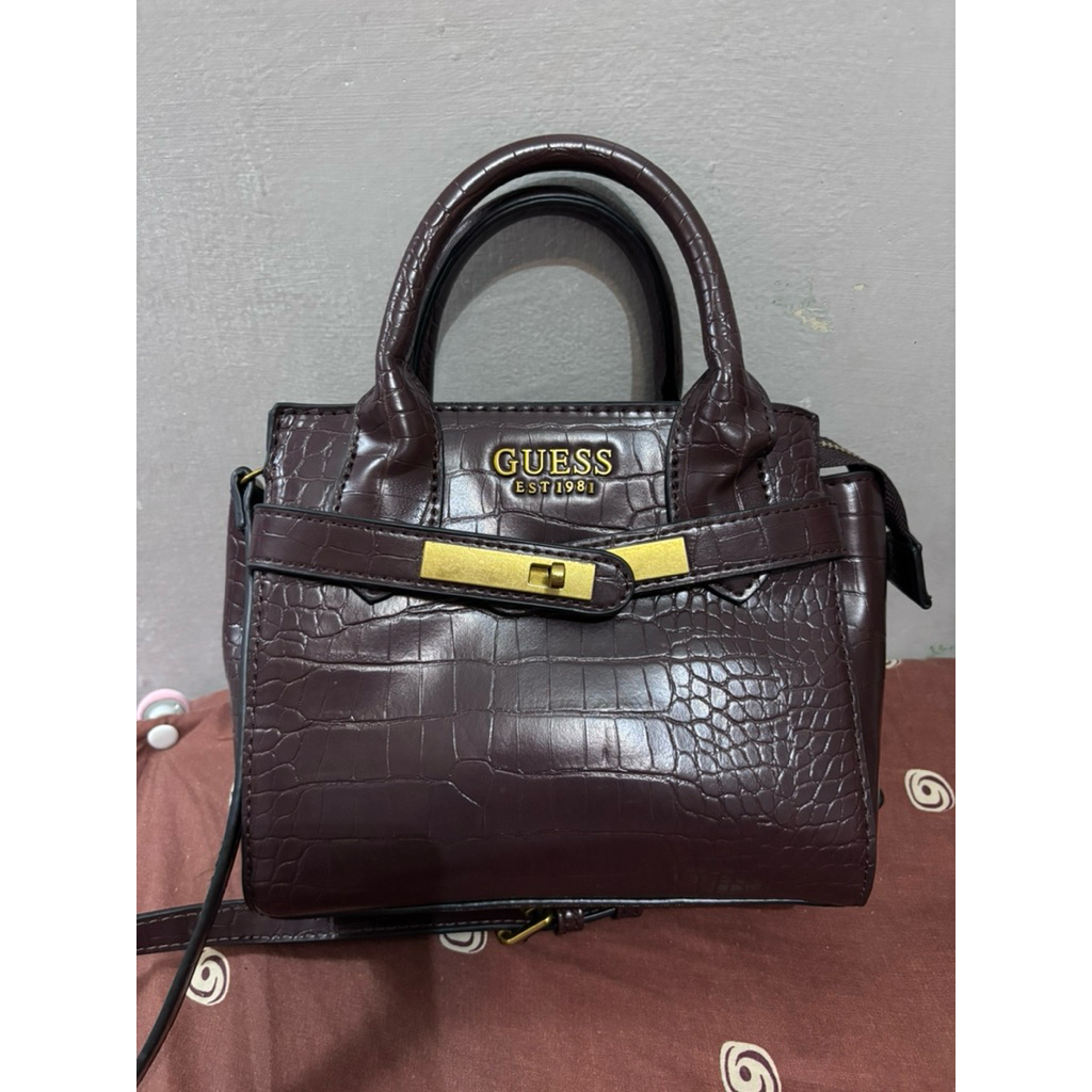 Guess sling bag preloved