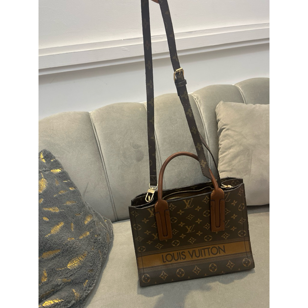 PL tas LV auth minus creck bagian hendel tp tdk terlihat