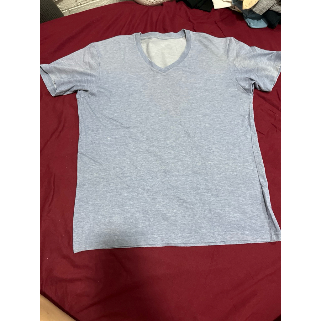kaos oblong pria leher v preloved