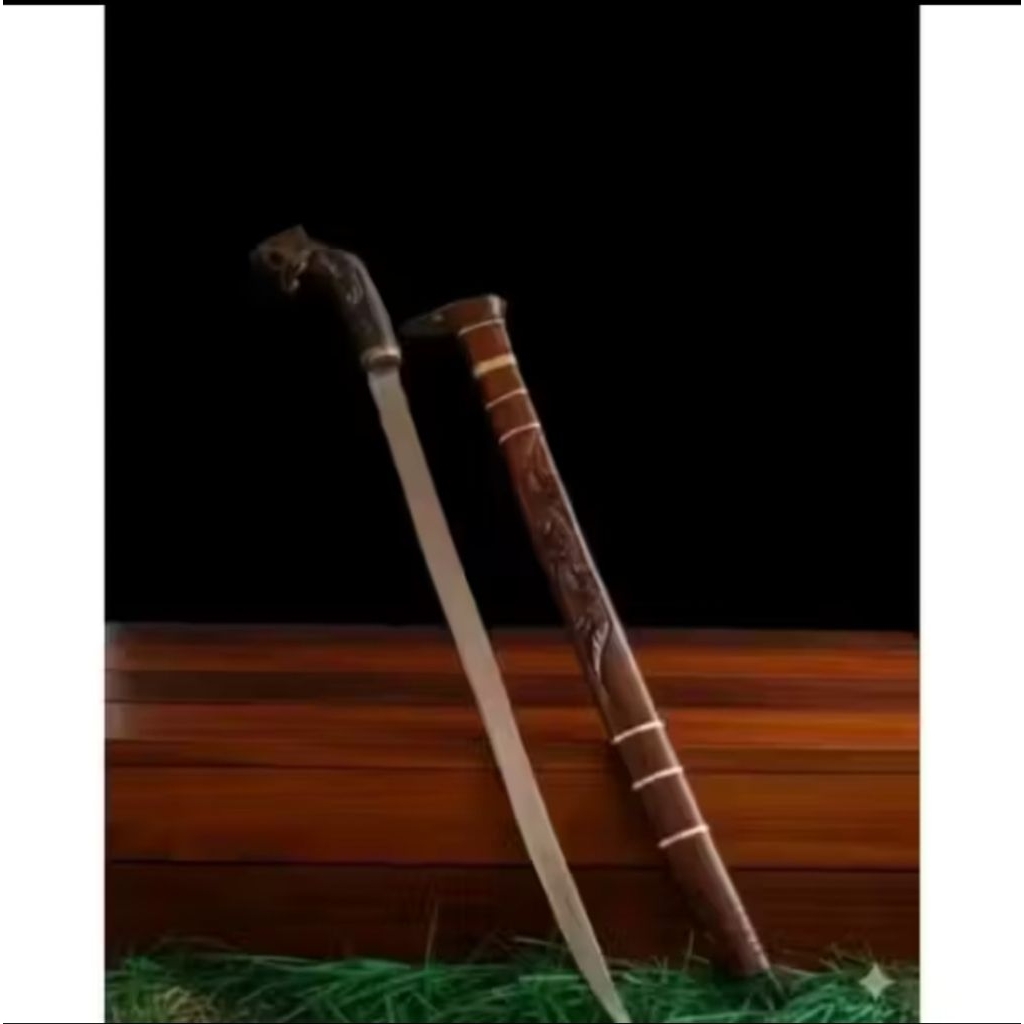 pusat_golok gobang macan baja tempa dengan gagang kayu ukir dan sarung motif