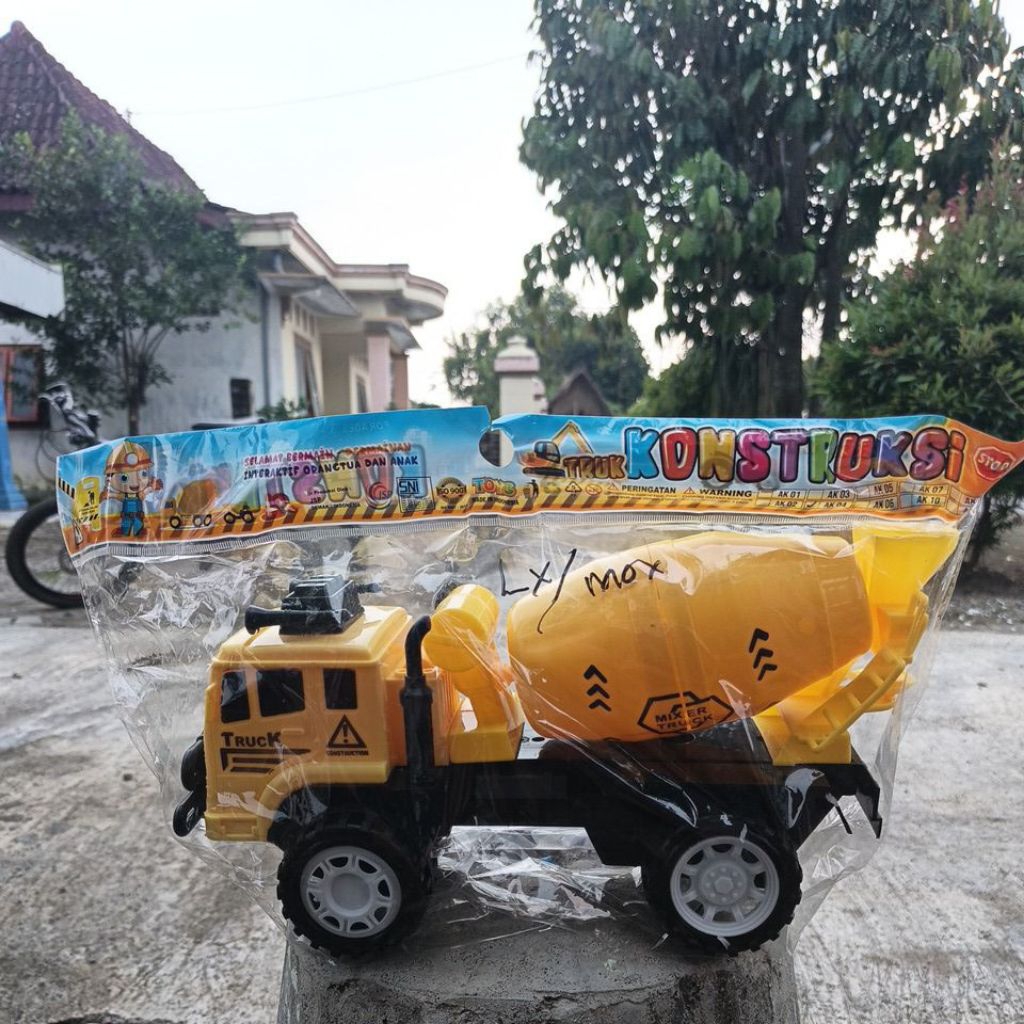 Mainan Mobil Truk Molen Medium - Bahan Plastik Tebal, Warna Acak, Ukuran Besar
