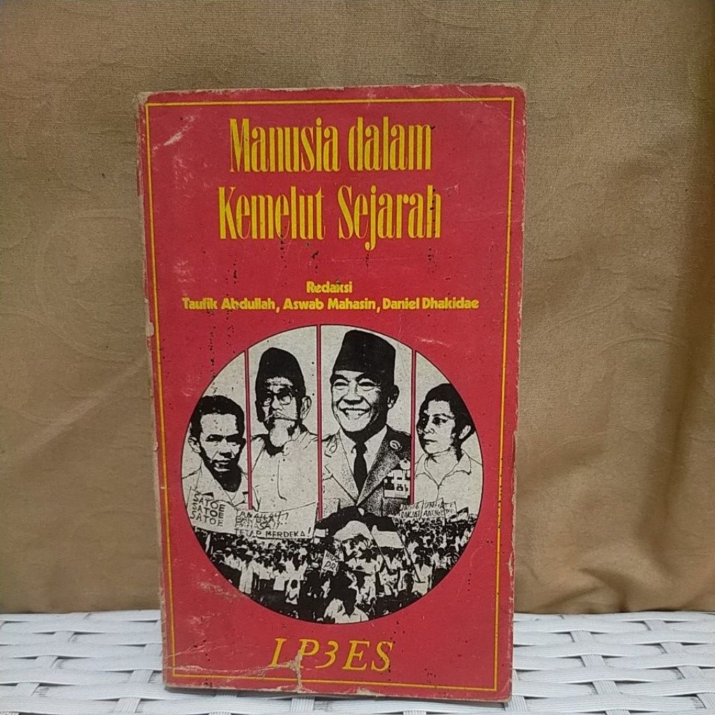 MANUSIA DALAM KEMELUT SEJARAH