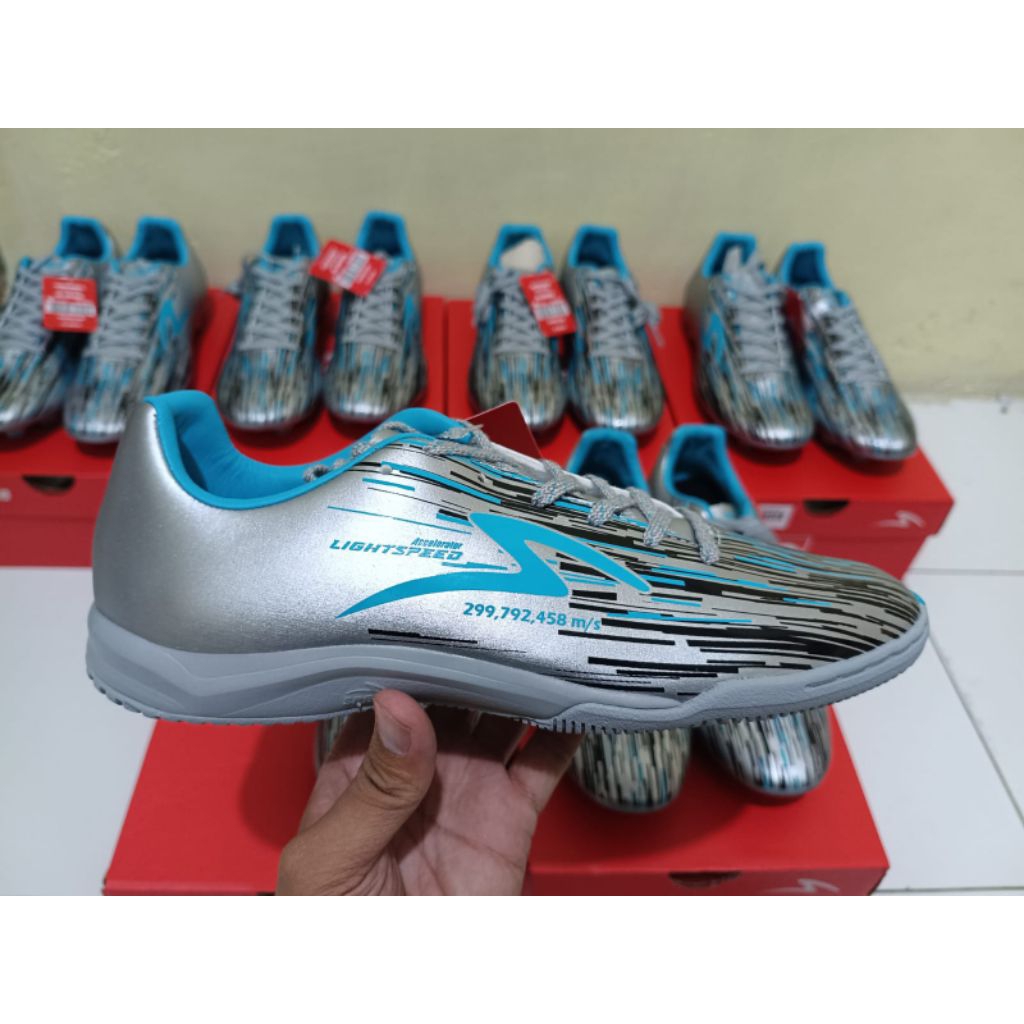 SPECS SEPATU FUTSAL & SEPAK BOLA LIGHTSPEED REBORN IN SILVER/BLACK/AQUA