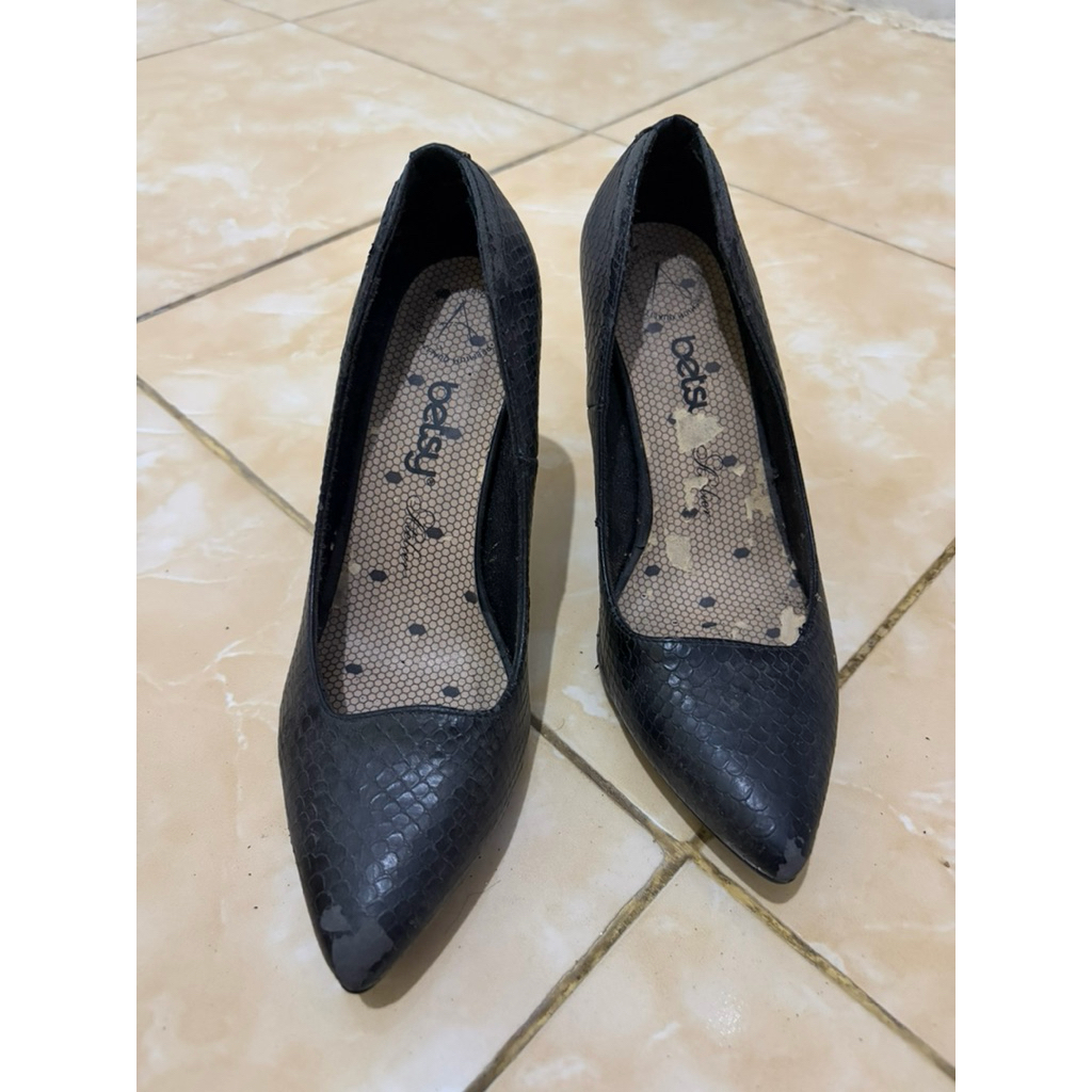 Preloved Sepatu Heels Betsy Hitam
