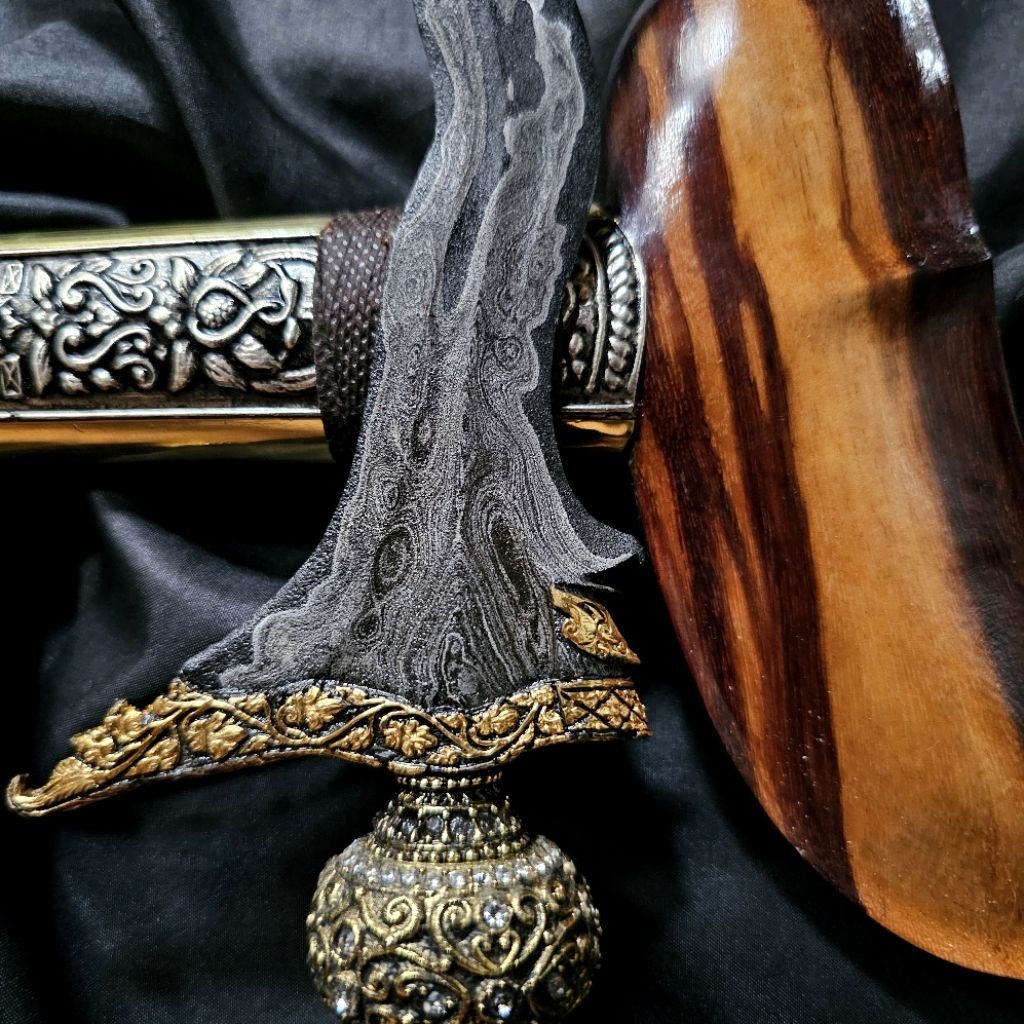 Keris Panji Paniwen Luk 13 Kunatah Sepuh Emas Pamor Udan Mas