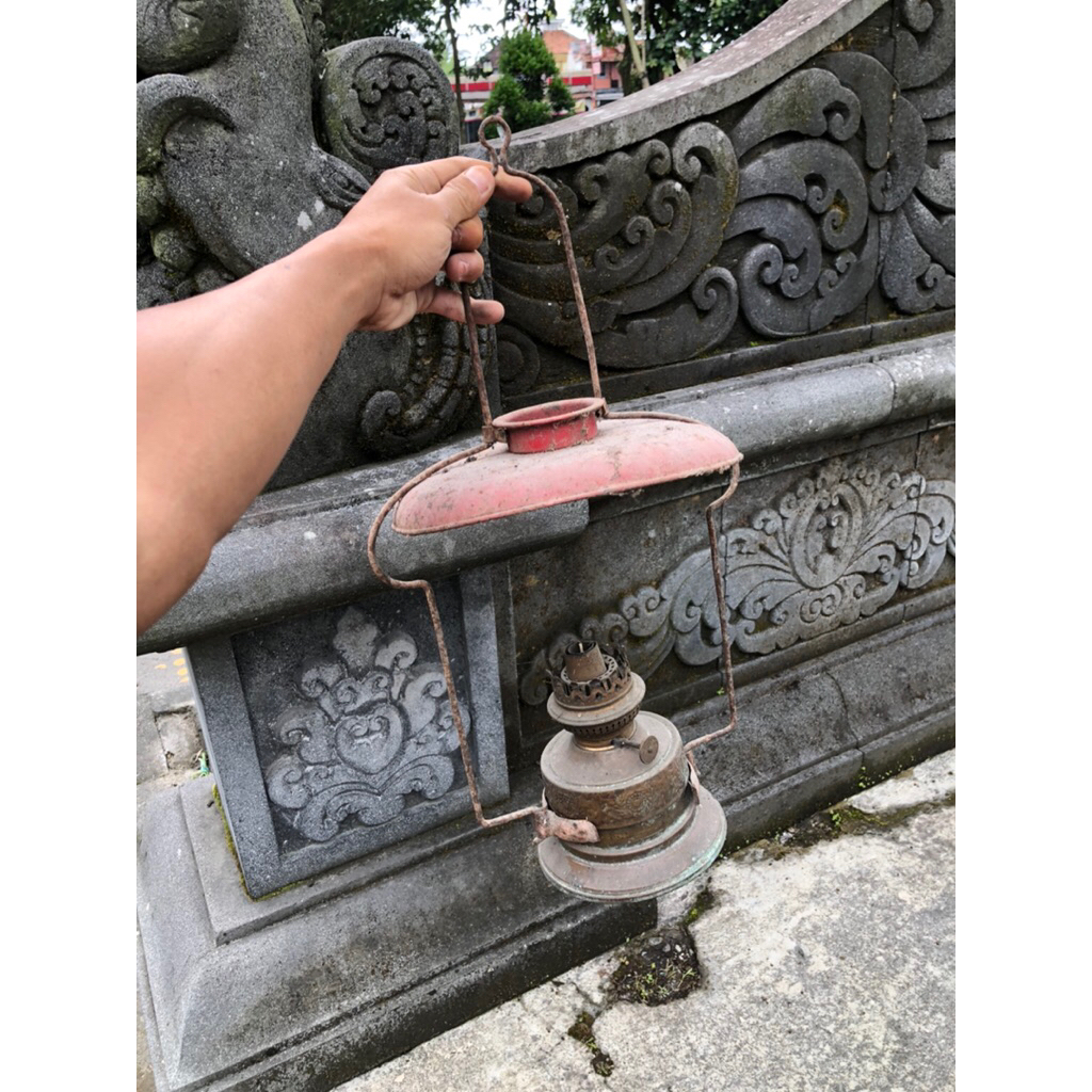 Lampu minyak tua antik