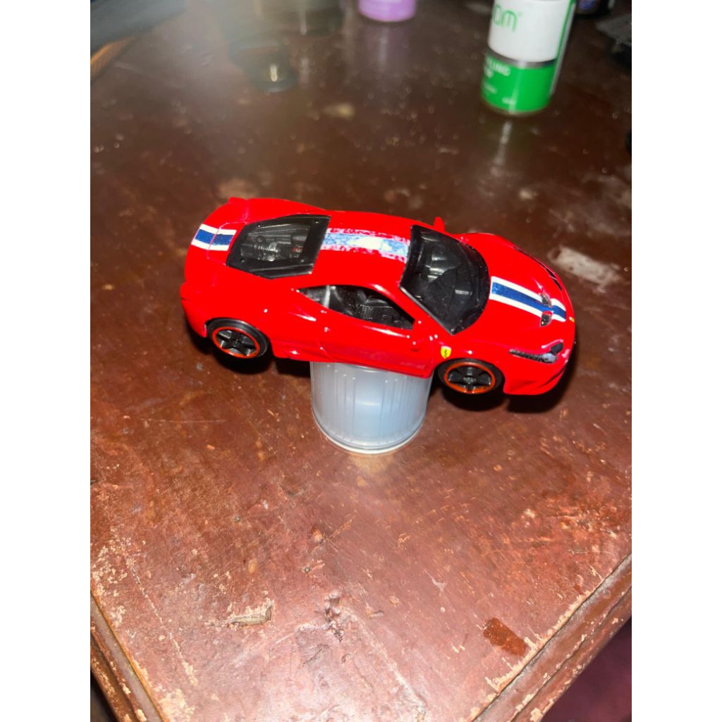 Bburago Ferrari 458 Speciale skala 1:64.